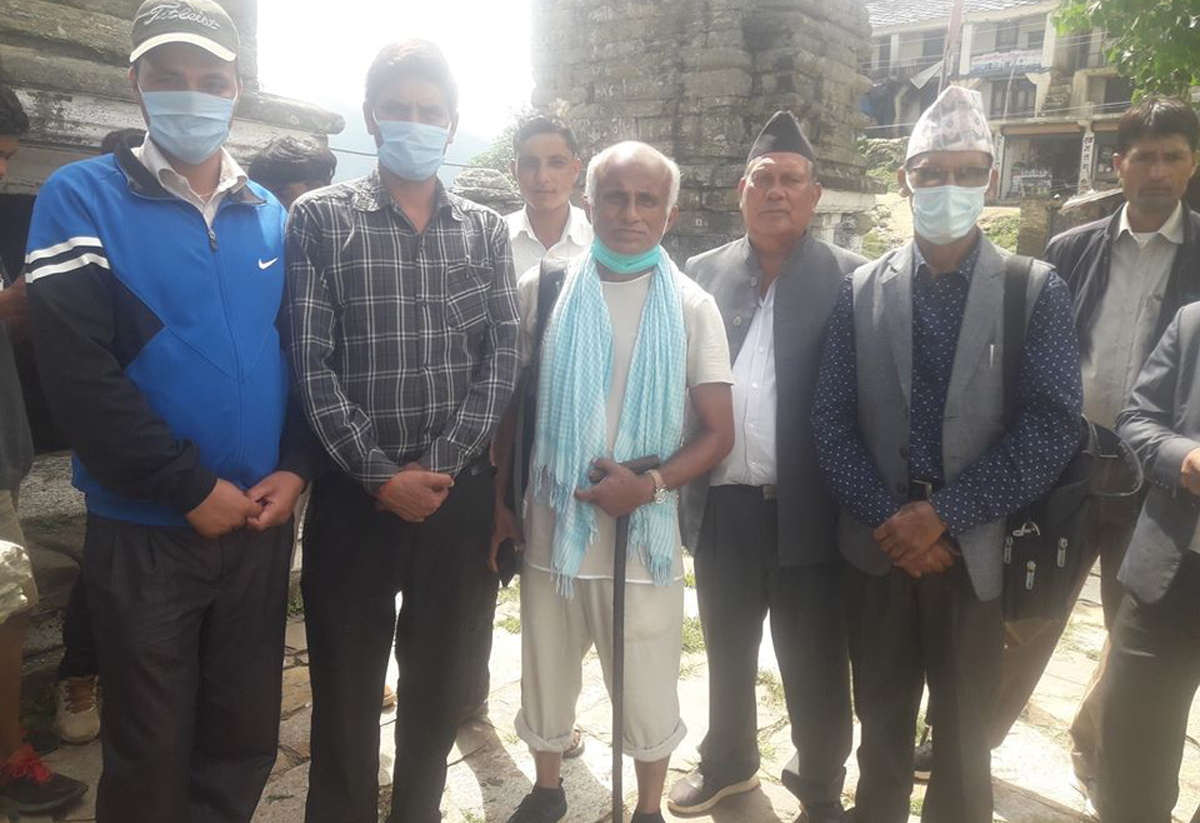 डा. केसी अछामका बिरामीलाई उपचार गरेर लागे कालीकोटतर्फ